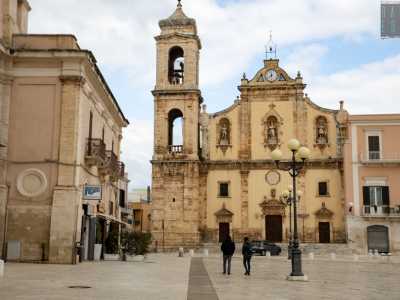 Lasciando l'edificio alla nostra sinistra ci dirigiamo verso l�altro lato della piazza, l� dove sorge la Chiesa del Purgatorio